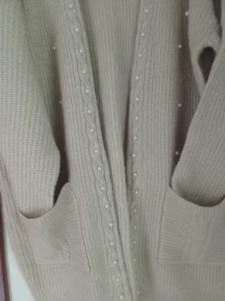 Chaqueta de lana beige con perlas