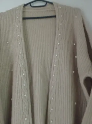 Chaqueta de lana beige con perlas