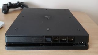 PlayStation 4 Slim (PS4) 1TB + mando + 3 juegos 