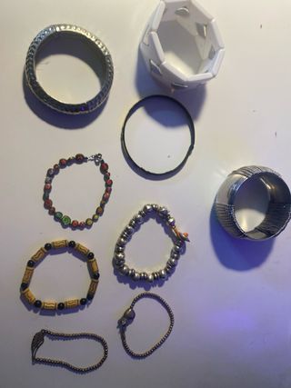Set di vari braccialetti: gioielli e stili