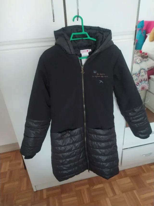 Abrigo negro acolchado niña