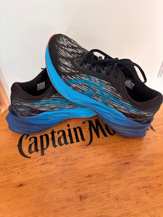 Zapatillas de correr negras y azules