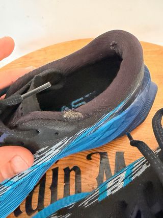 Zapatillas de correr negras y azules