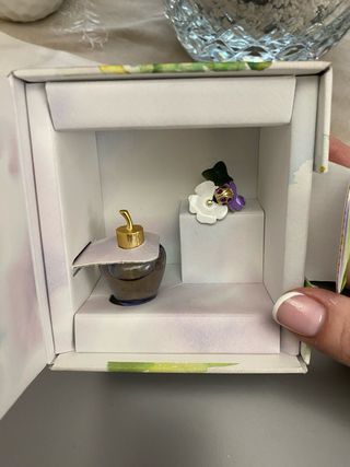 Miniatura y anillo de Lolita Lempicka