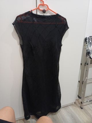 Vestido de fiesta negro
Con forro gris