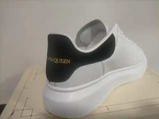 Sneakers bianche e nere Alexander McQueen