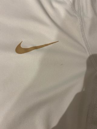Camiseta Nike Blanca Logo Dorado  talla S adulto 