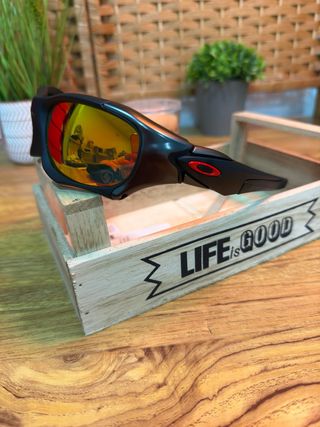 Gafas de sol Oakley negras y rojas
