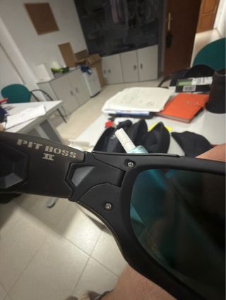 Gafas de sol Oakley negras y rojas