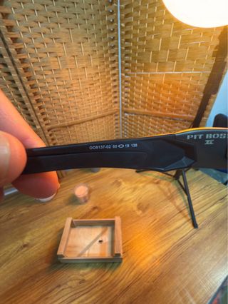 Gafas de sol Oakley negras y rojas