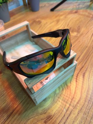 Gafas de sol Oakley negras y rojas