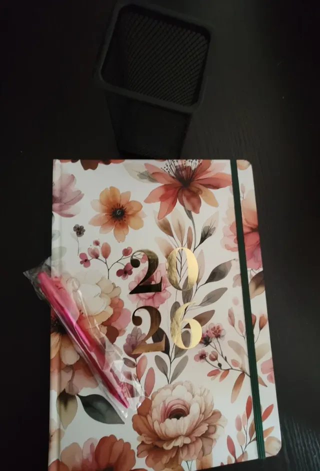 Agenda 2026 floreale con penna e porta penne