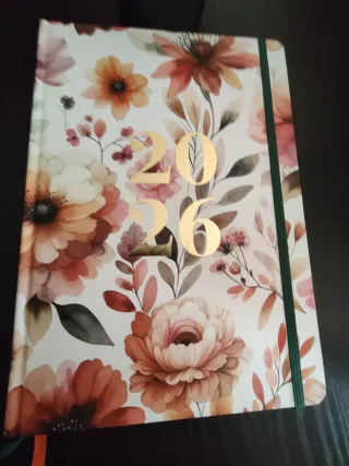 Agenda 2026 floreale con penna e porta penne