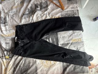 Pantalones vaqueros negros rotos
