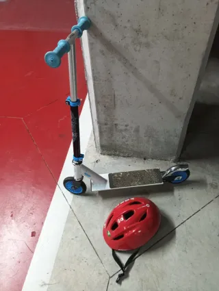 Patinete infantil con casco rojo