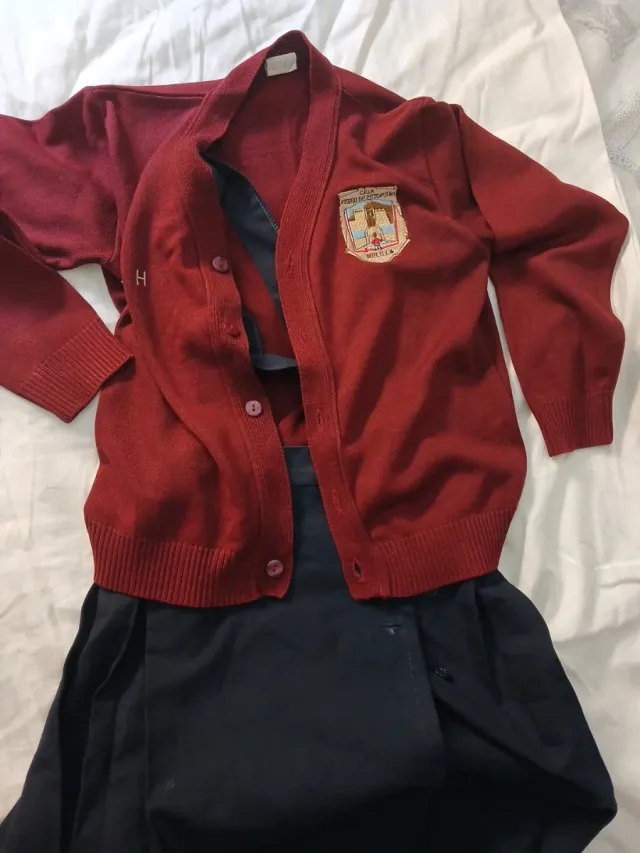 Uniforme escolar cardigan y falda