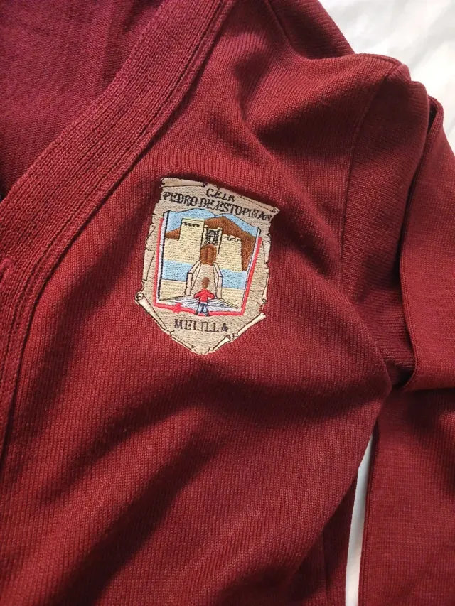 Uniforme escolar cardigan y falda