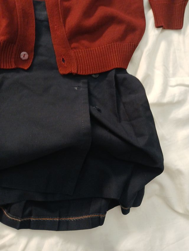Uniforme escolar cardigan y falda