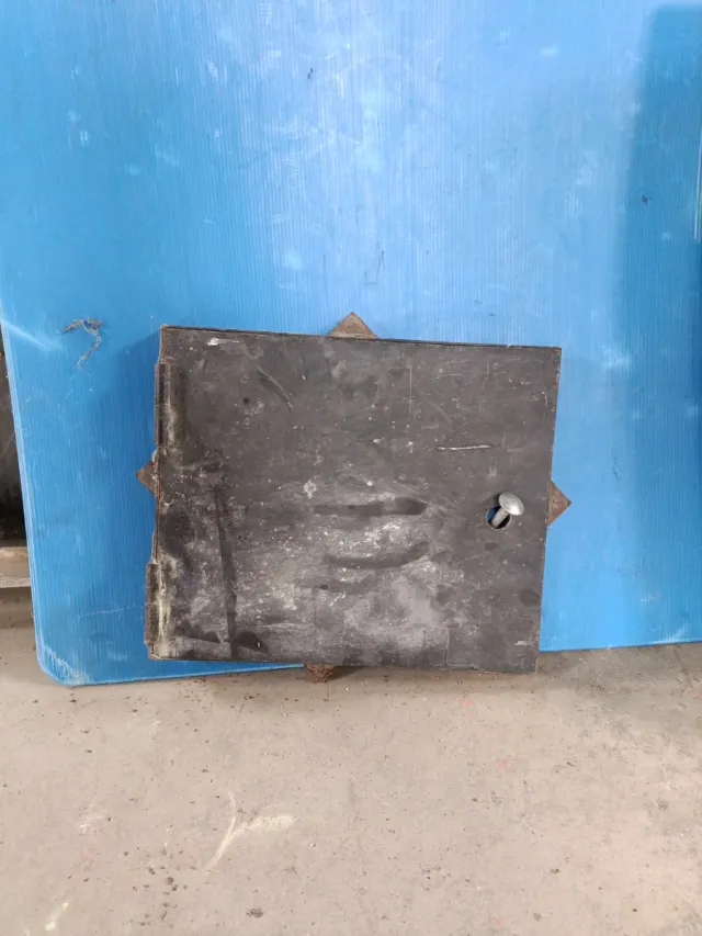 Puerta metálica cuadrada