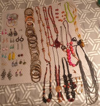 Set di gioielli: bracciali, orecchini e collane