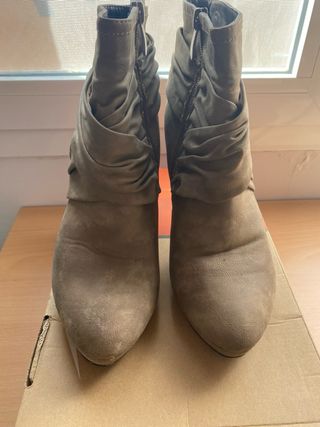 Botines de tacón beige y marrón