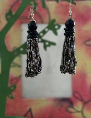 Orecchini pendenti lunghi multifilo neri e grigi