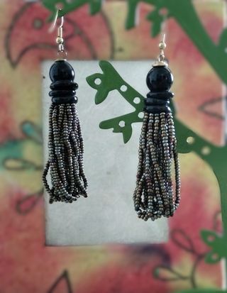 Orecchini pendenti lunghi multifilo neri e grigi