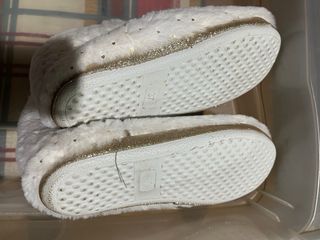 Zapatillas de estar por casa blancas y doradas