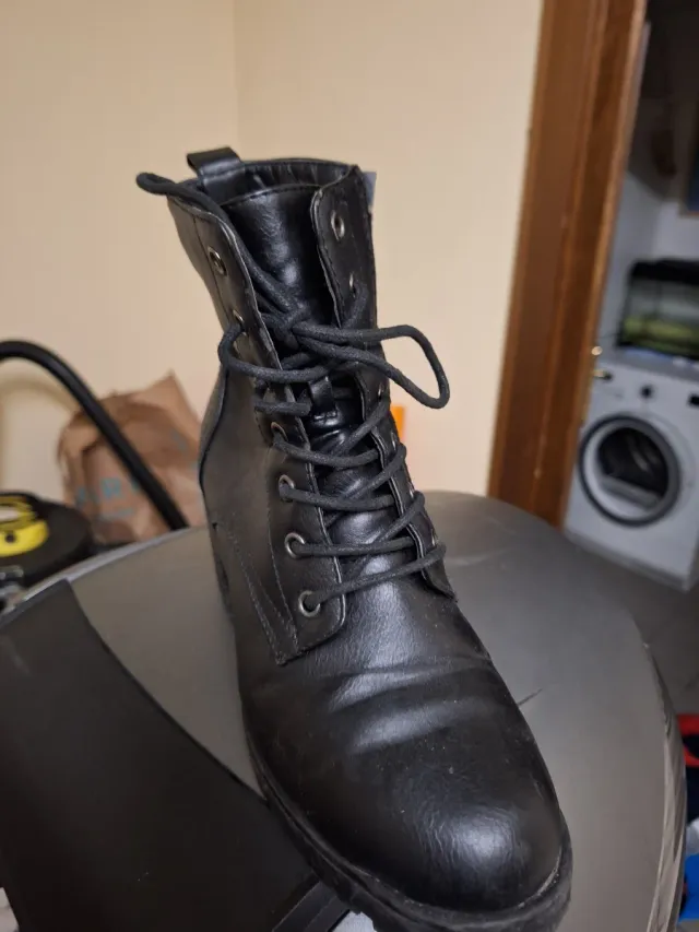 Stivaletti neri stringati