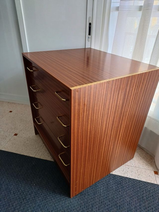 Cajonera de madera con tiradores dorados