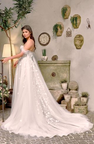 Vestido de Hada Floral con Capa de Tul