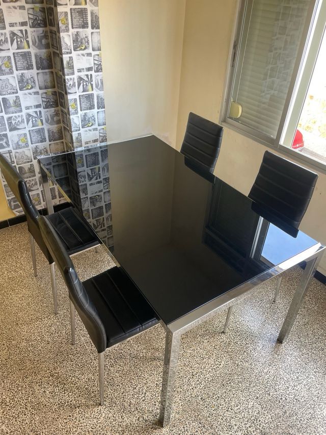 Mesa comedor cristal negro y 4 sillas