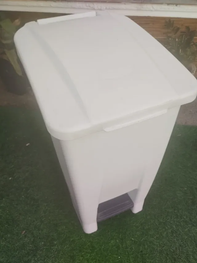 Cubo basura 100L con pedal