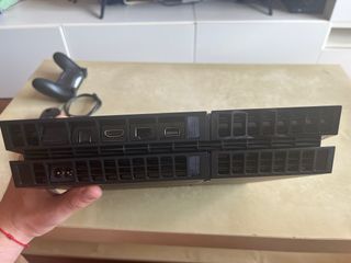 PS4 Negra 1TB + Mando + 2 Juegos