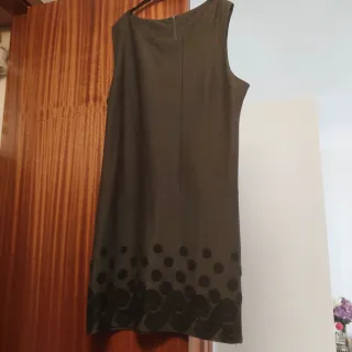 Vestido pichi gris con lunares. Talla 46.