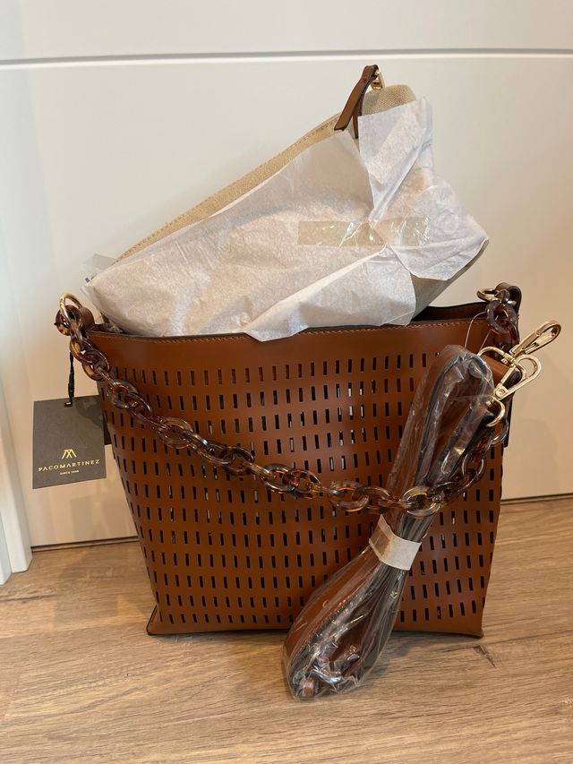 Bolso Paco Martinez Marrón Perforado Cadena Carey 