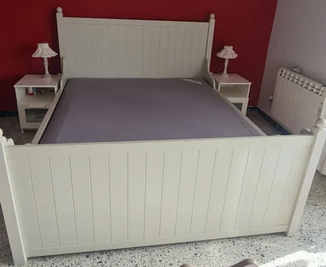 URGE POR MUDANZA Cama de madera blanca