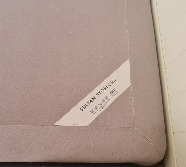 URGE POR MUDANZA Cama de madera blanca