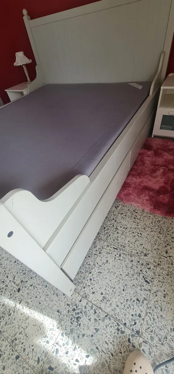 URGE POR MUDANZA Cama de madera blanca