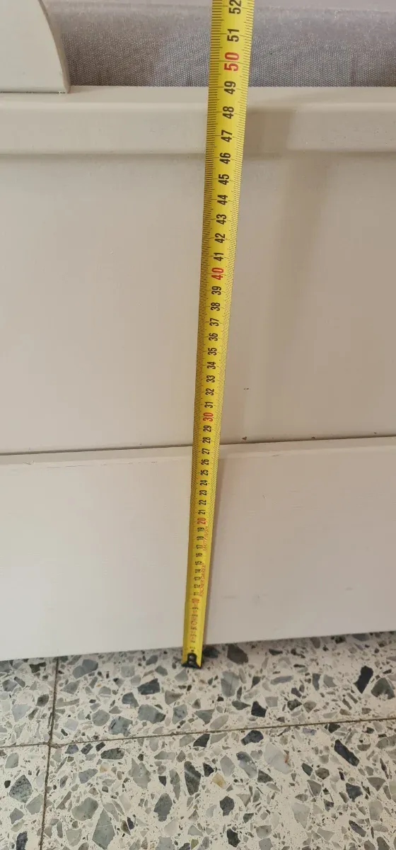 URGE POR MUDANZA Cama de madera blanca