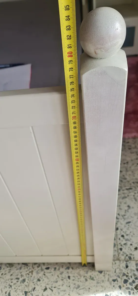 URGE POR MUDANZA Cama de madera blanca