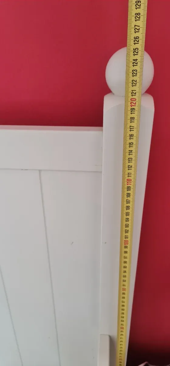 URGE POR MUDANZA Cama de madera blanca