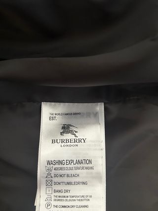 Chaqueta Burberry Negra con Capucha