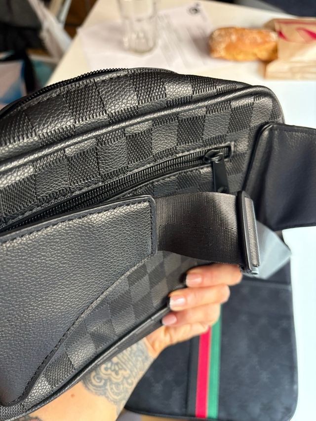 lote de bolsos de hombre y una gorra 
son 4 bolsos