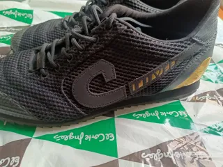 Zapatillas Fila Hombre Negras y Doradas