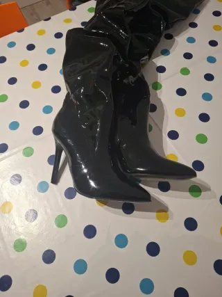 Botas altas negras sintéticas