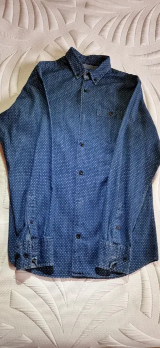 Camisa de hombre azul con puntos