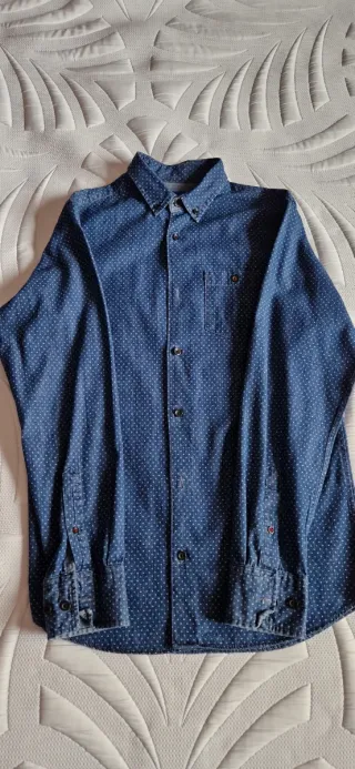 Camisa de hombre azul con puntos