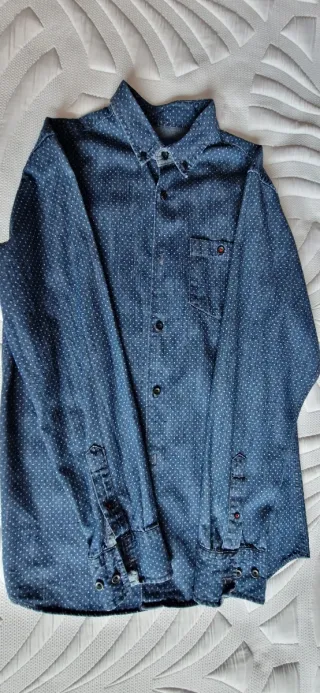 Camisa de hombre azul con puntos