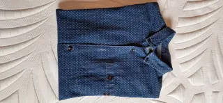 Camisa de hombre azul con puntos